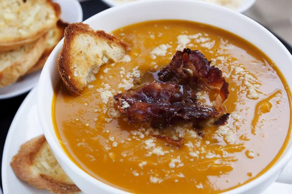 Zupa z dyni z parmezanem Pancetta i pieczywo czosnkowe — Zdjęcie stockowe