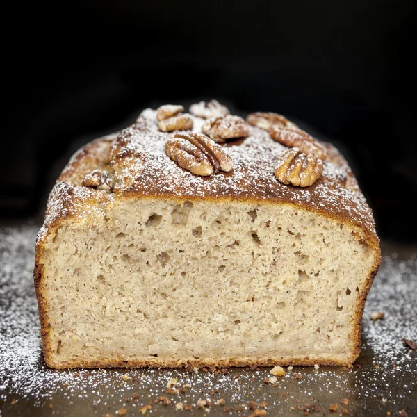 Pan de plátano con pacanas sobre negro —  Fotos de Stock