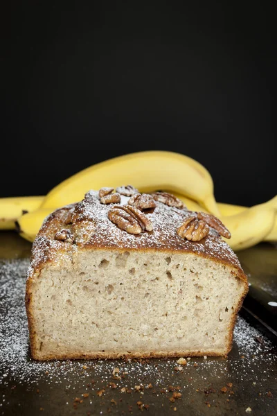 Pão de banana sobre fundo escuro — Fotografia de Stock