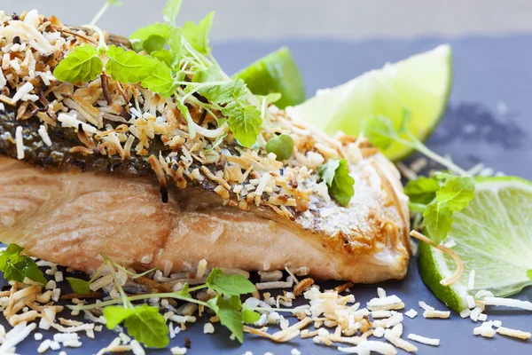 Salmone con calce e cocco tostato — Foto Stock