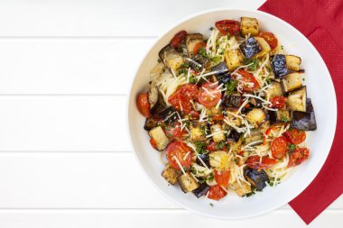 Patlıcanlı spagetti ve kiraz domates