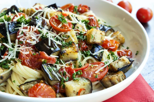 Espaguetis con berenjena y tomates cherry —  Fotos de Stock