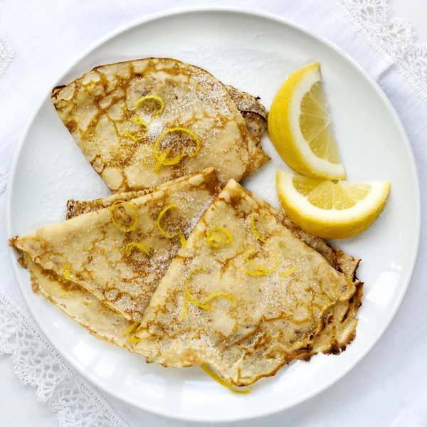 Pannenkoeken met citroen en suiker bovenaanzicht — Stockfoto