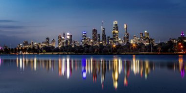 Melbourne, Avustralya. Geceleri Albert Park Gölü üzerinde gökyüzü. Yeni gökdelenleri olan 2020 resim.