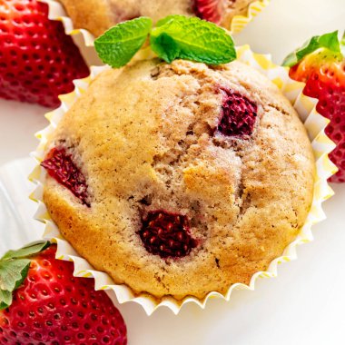 Çilekli kek, en iyi manzara, taze meyveli. Ev yapımı iyilik..