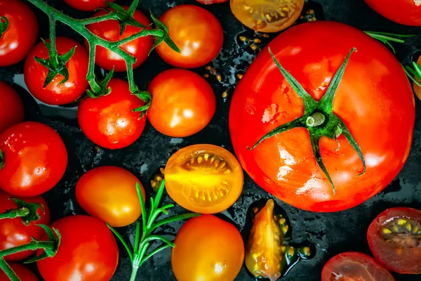 Variedade Tomates Vista Superior Sobre Preto Tomate Vaca Tomate Cereja — Fotografia de Stock