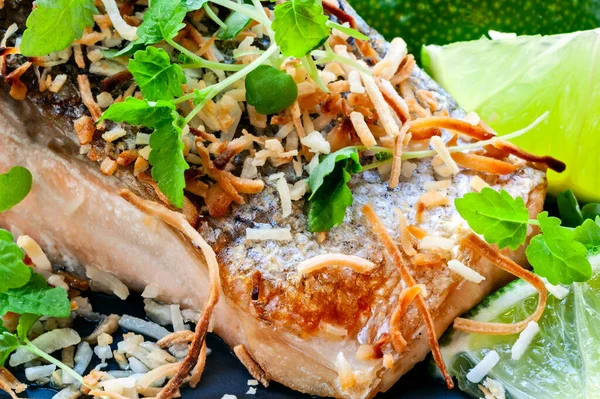 Gegrillter Lachs Mit Gerösteten Kokosnüssen Limetten Und Mikrokräutern — Stockfoto