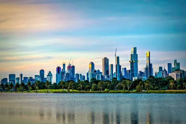 Melbourne Australien Skyline Vid Skymningen Över Albert Park Lake 2020 — Stockfoto