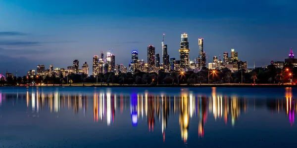 Melbourne Australia Skyline Notte Sul Lago Albert Park 2020 Immagine — Foto Stock