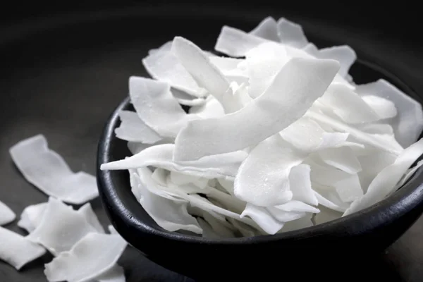 Copos Coco Pequeño Plato Negro Sobre Fondo Pizarra — Foto de Stock