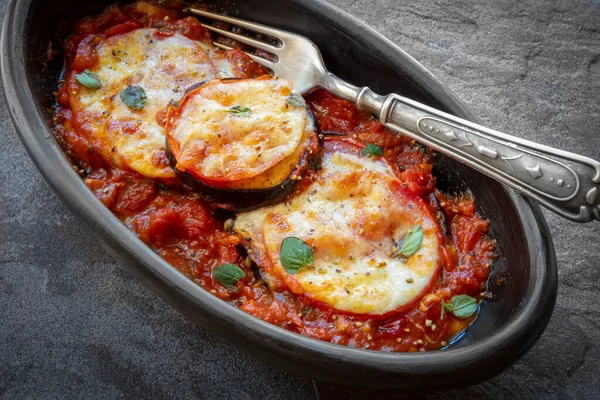 Gebakken Aubergine Aubergine Met Tomaat Mozzarella Zwarte Schaal Leisteen — Stockfoto