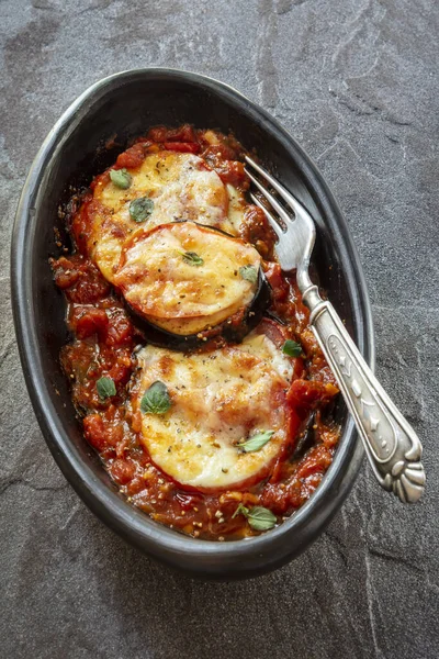 Bakad Äggplanta Eller Aubergine Med Tomat Och Mozzarella Svart Maträtt — Stockfoto