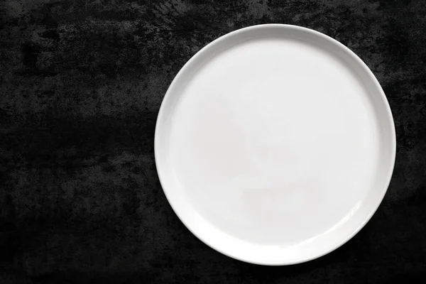 Empty White Plate Black Slate Top View Flat Lay Copy — Stock Photo, Image