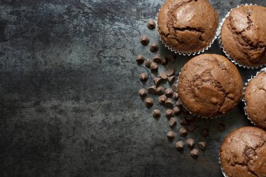 Çikolata parçalı çörekler, en üstte, arka planda. Çikolata parçalarıyla.