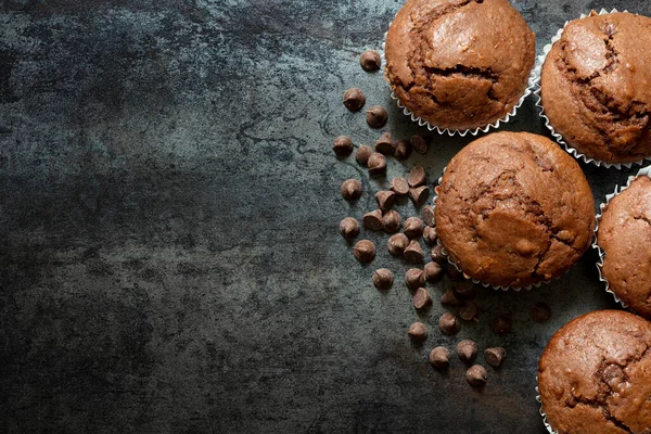 Chocolade Muffins Bovenaanzicht Donkere Leisteen Achtergrond Met Chocoladechips — Stockfoto