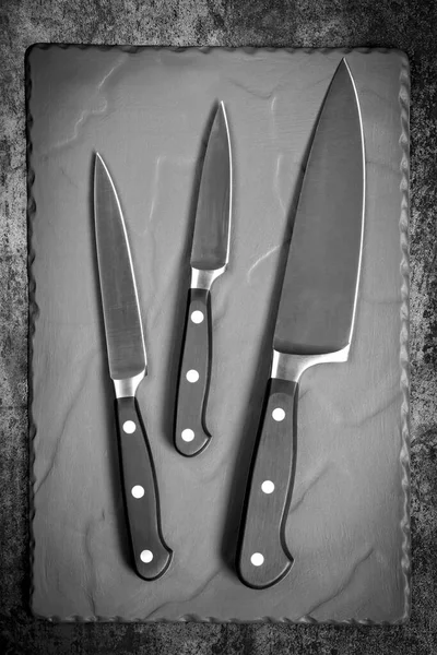 Tahta Üzerinde Şef Bıçakları Seti Üst Manzara Koyu Gıda Geçmişi — Stok fotoğraf