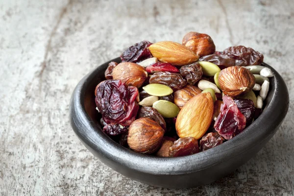 Trail mix i svart skål — Stockfoto