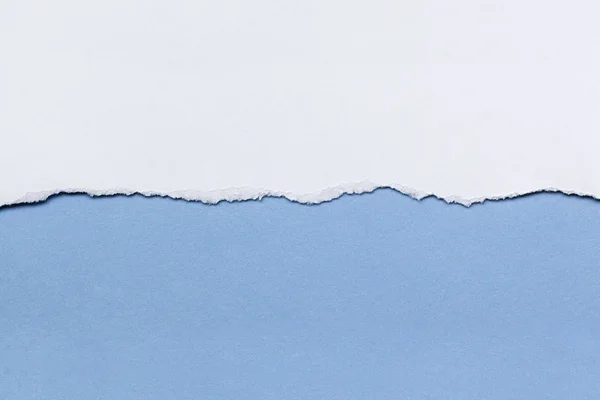 Білий папір сльоза над синім — стокове фото
