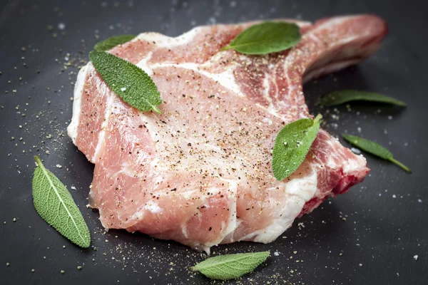 Schweinekotelett mit Salbeiblättern und Gewürzen — Stockfoto