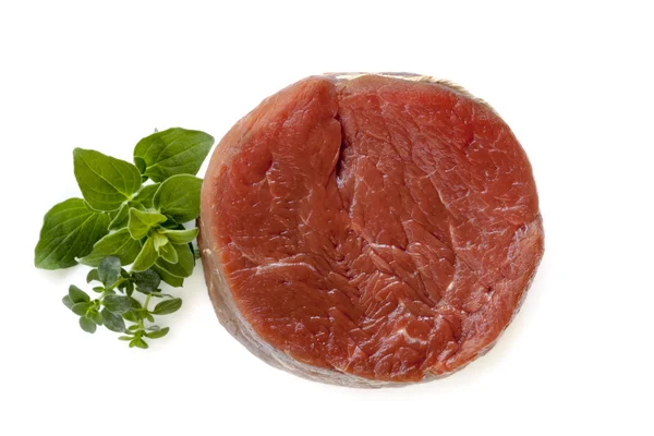 고립 된 허브와 원시 쇠고기 스테이크 — 스톡 사진