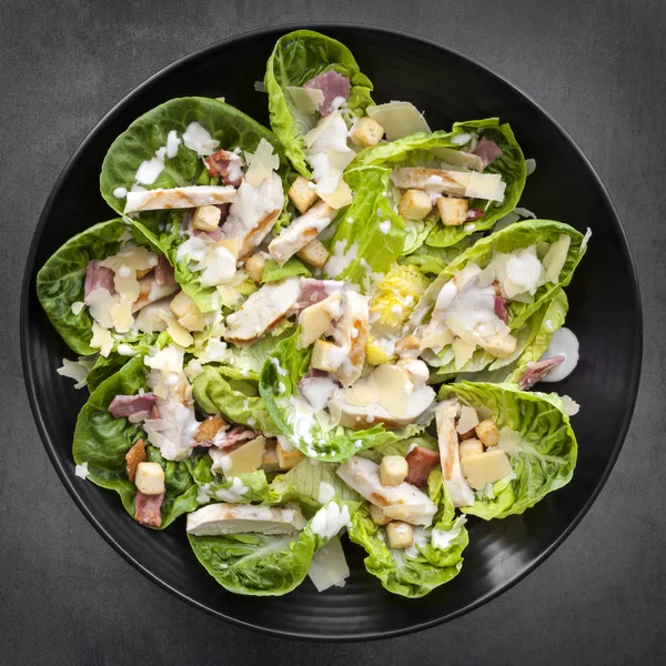 Цыпленок Цезарь салат вид сверху — стоковое фото