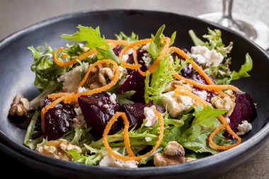 Beyaz ceviz ve havuç kırmızı pancar salatası
