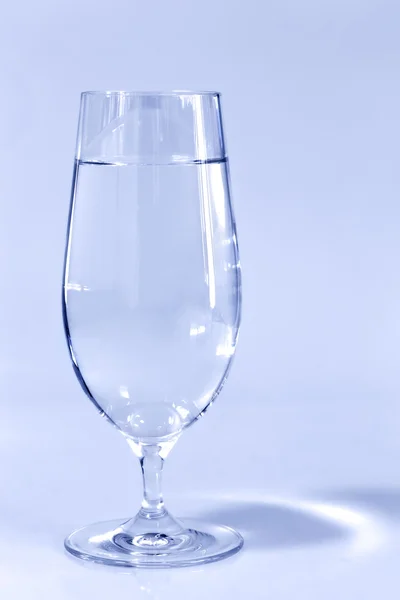 Vaso de agua con tono azul — Foto de Stock
