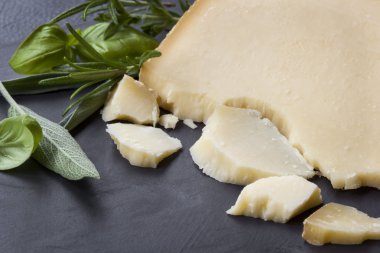 Koyu Slate üzerinde bitkilerle Gruyere Peynir