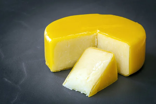 切达奶酪的黑石板 — 图库照片