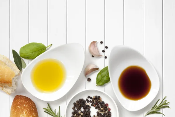 Olie en azijn voedsel achtergrond — Stockfoto