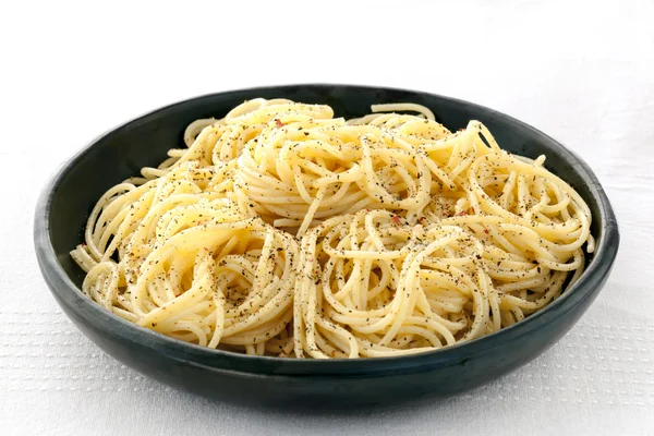 Spagetti, sóval és borssal — Stock Fotó