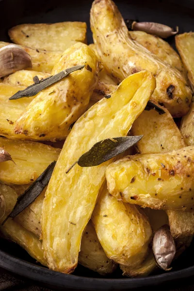 Batatas assadas com alho e ervas Sage — Fotografia de Stock