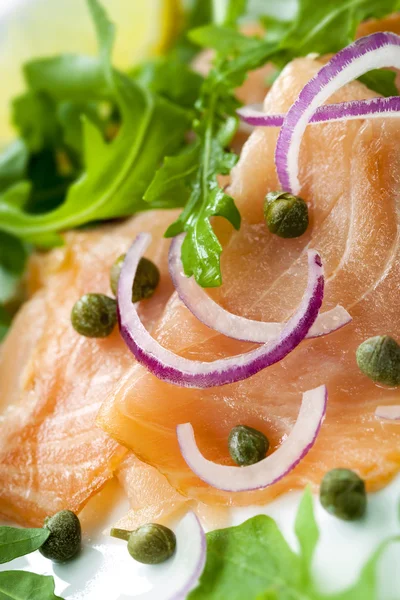 Salmão defumado com alcaparras de cebola e Arugula — Fotografia de Stock