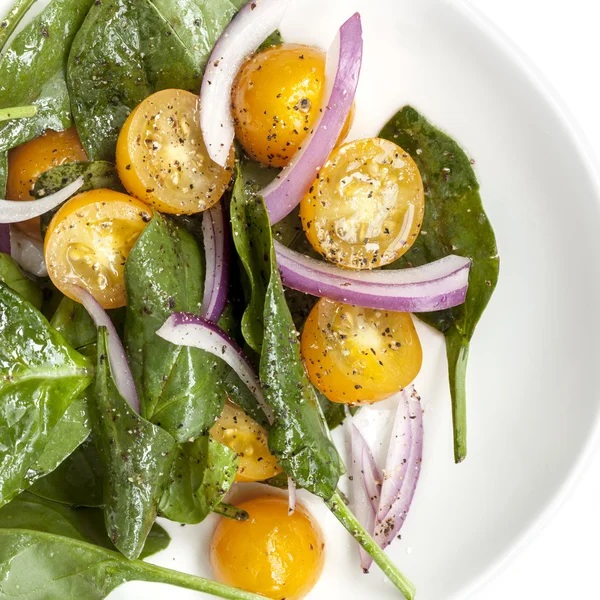 Spinatsalat mit gelben Kirschtomaten und roten Zwiebeln — Stockfoto