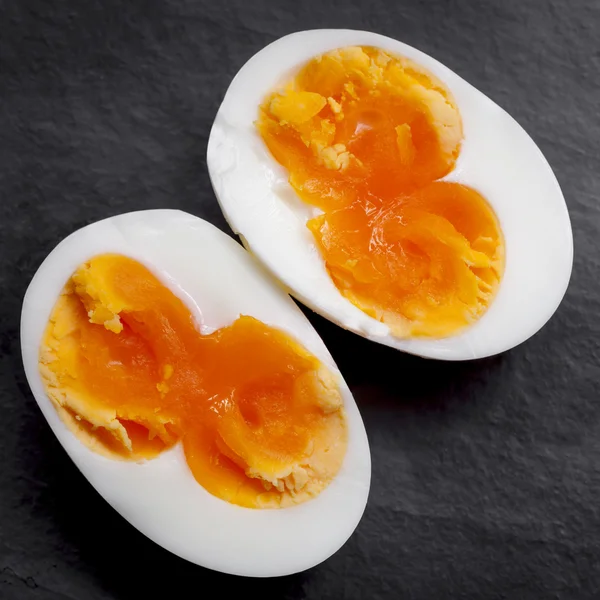 Жёсткое вареное яйцо с двойным желтком . — стоковое фото