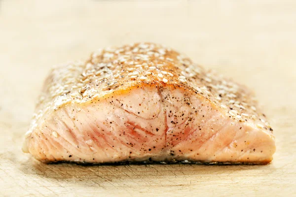 Filetto di salmone con semi di sesamo — Foto Stock