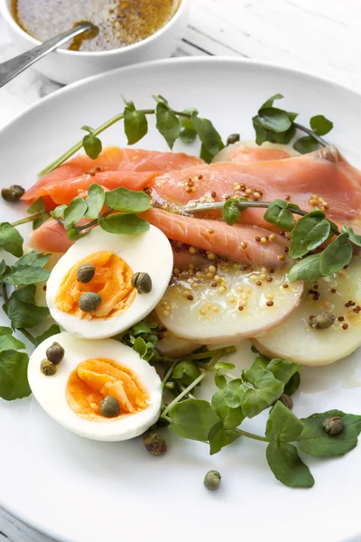 Gerookte zalm salade met eieren aardappelen waterkers en kappertjes — Stockfoto