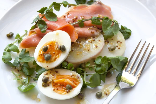 Gerookte zalm salade met eieren aardappelen waterkers en kappertjes — Stockfoto
