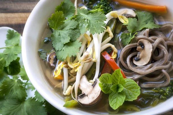 Heiße und saure Gemüsesuppe mit Soba-Nudeln und Sojasprossen — Stockfoto