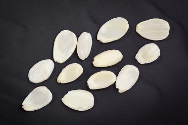 Siyah arduvaz havai görünümü üzerinde kuşbaşı badem