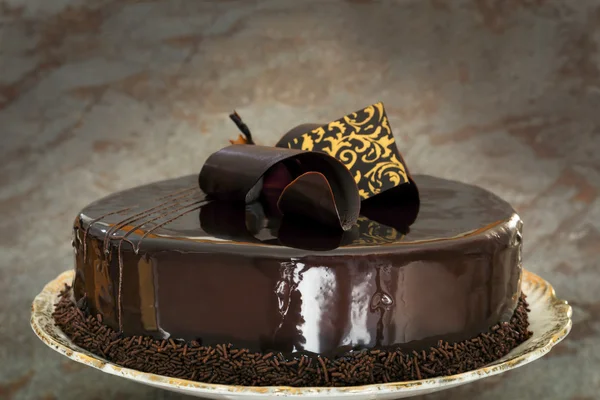 Pastel de chocolate con fondo de pizarra oscura —  Fotos de Stock