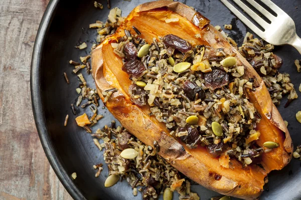 Gebackene Süßkartoffeln gefüllt mit Wildreis und Preiselbeeren — Stockfoto