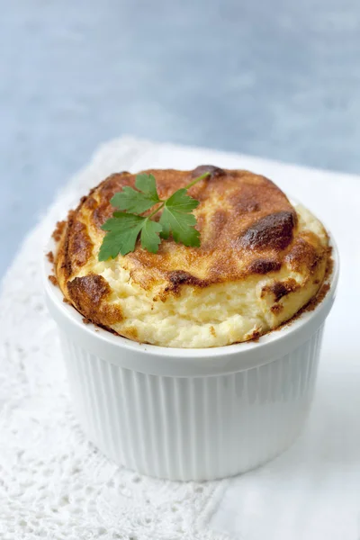 Queijo Souffle sobre fundo azul — Fotografia de Stock