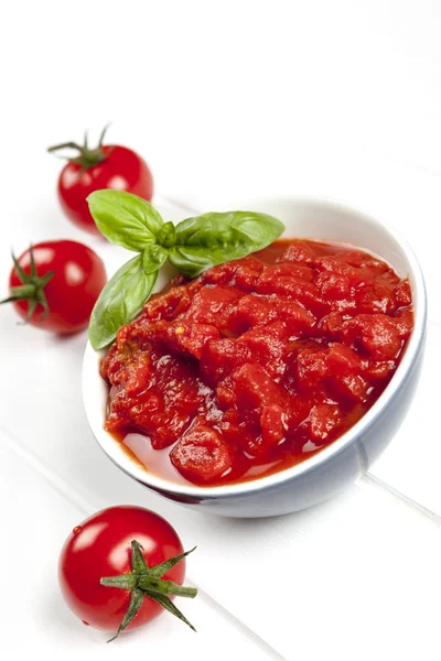 Tomatenpuree met basilicum — Stockfoto