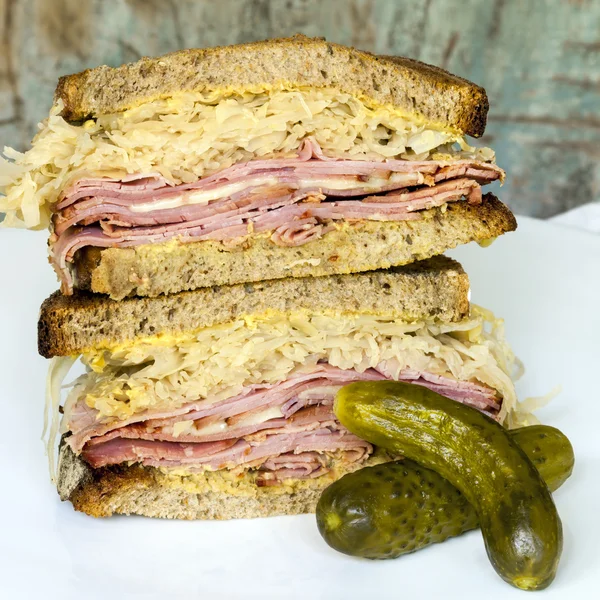 Reuben-szendvics kapros savanyúság — Stock Fotó