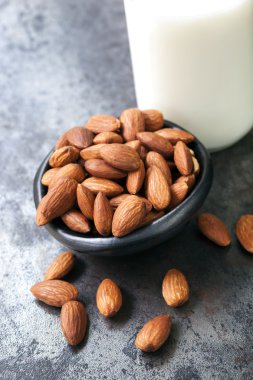 Badem ve süt
