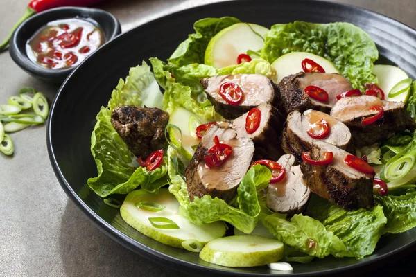 Domuz eti biber armut ve Cos marul salatası — Stok fotoğraf