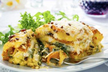 Salata ve şarap ile vejetaryen lazanya