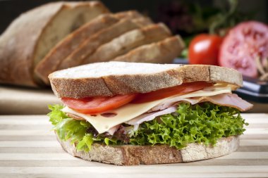 Jambonlu sandviç salata ve peynir ile