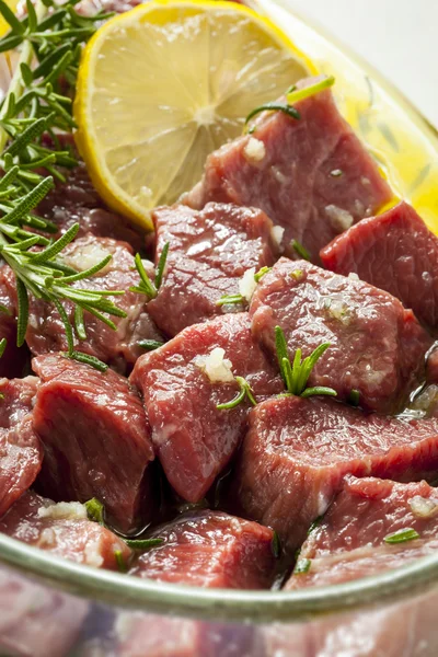 Ruwe rundvlees marineren met citroen, olie en kruiden — Stockfoto